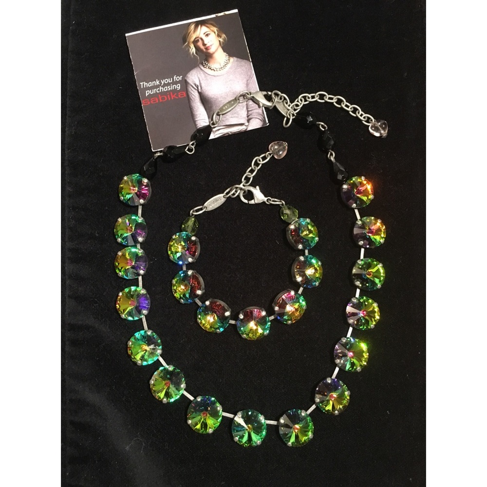 Sabika iridescent green necklace and bracelet set